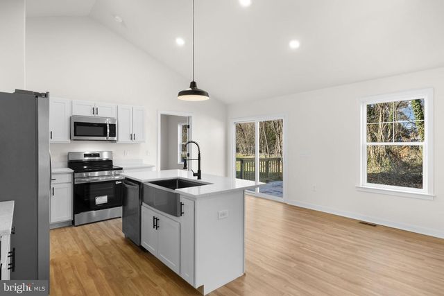 749 LAKEVIEW DR, Colonial Beach, VA 22443