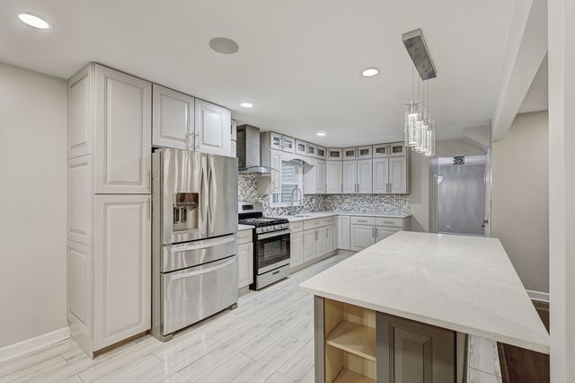 1423 S Cypress Drive, Mount Prospect, IL 60056