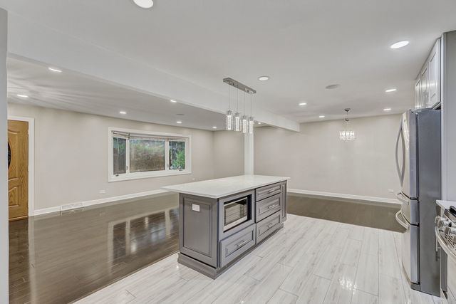 1423 S Cypress Drive, Mount Prospect, IL 60056
