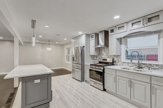 1423 S Cypress Drive, Mount Prospect, IL 60056