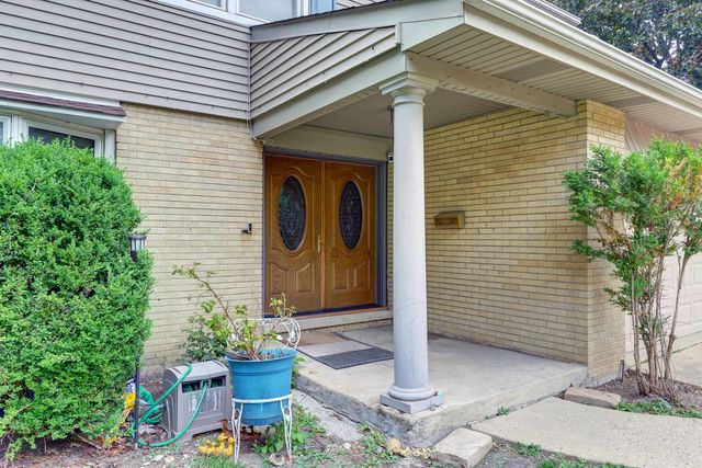 1423 S Cypress Drive, Mount Prospect, IL 60056