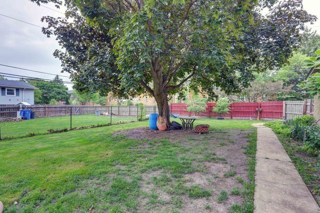 1423 S Cypress Drive, Mount Prospect, IL 60056