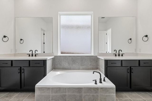 236 Jagged Iron TRCE, Dripping Springs, TX 78620