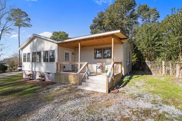 203 Briar Loop Road, Deatsville, AL 36022