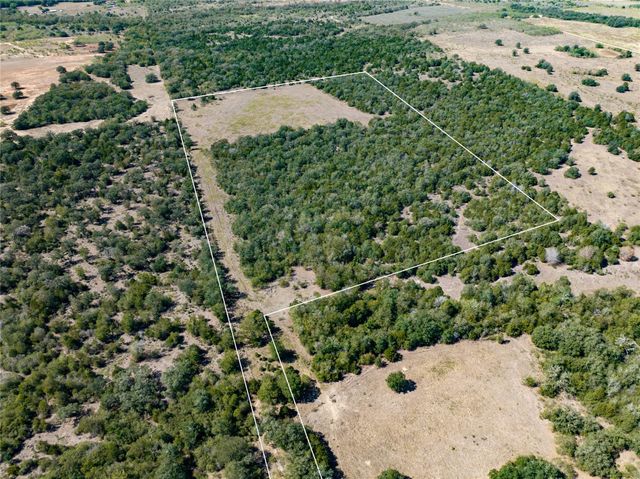 13 Armstrong RD, Waelder, TX 78959