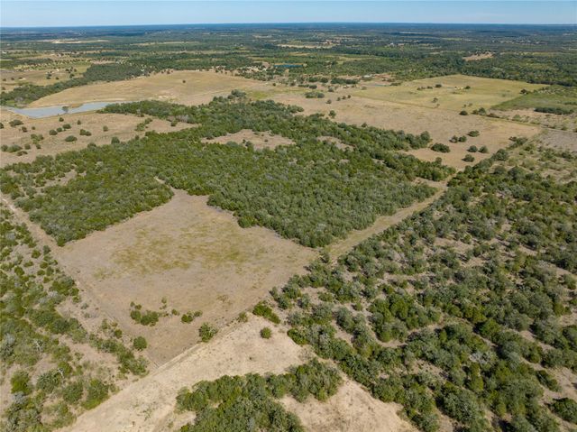 13 Armstrong RD, Waelder, TX 78959
