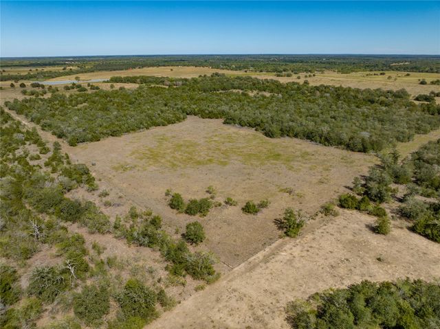 13 Armstrong RD, Waelder, TX 78959