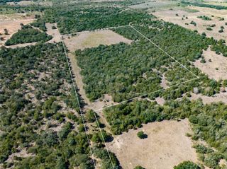 13 Armstrong RD, Waelder, TX 78959