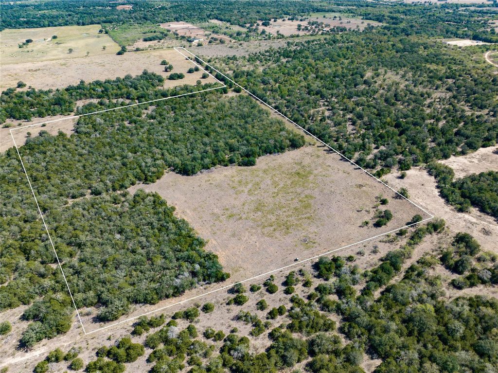 13 Armstrong RD, Waelder, TX 78959