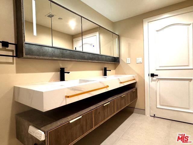 1146 Hacienda Place 2, West Hollywood, CA 90069
