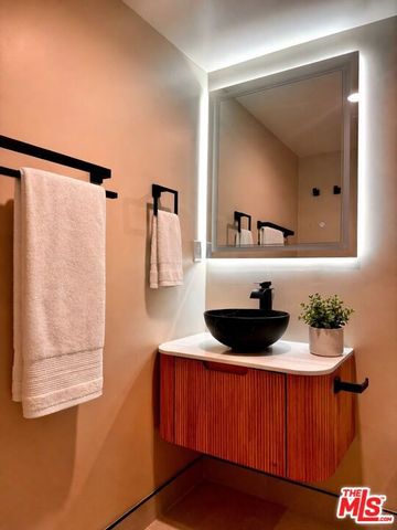 1146 Hacienda Place 2, West Hollywood, CA 90069