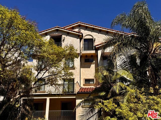 1146 Hacienda Place 2, West Hollywood, CA 90069