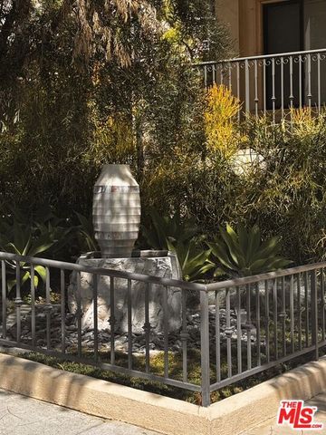 1146 Hacienda Place 2, West Hollywood, CA 90069
