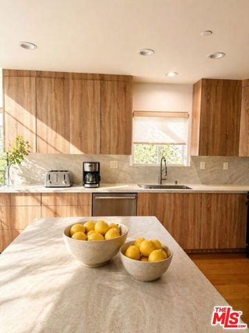 1146 Hacienda Place 2, West Hollywood, CA 90069