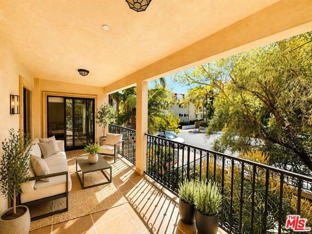 1146 Hacienda Place 2, West Hollywood, CA 90069