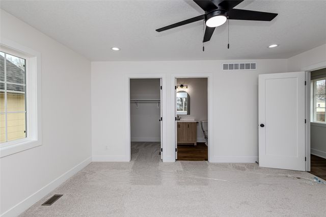 2158 E Walnut Street, Des Moines, IA 50317