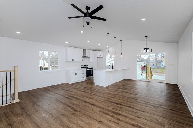 2158 E Walnut Street, Des Moines, IA 50317