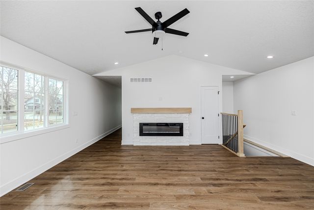 2158 E Walnut Street, Des Moines, IA 50317