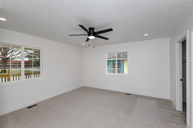 2158 E Walnut Street, Des Moines, IA 50317