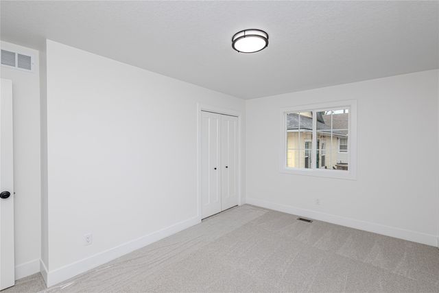 2158 E Walnut Street, Des Moines, IA 50317