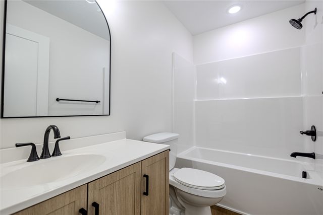 2158 E Walnut Street, Des Moines, IA 50317