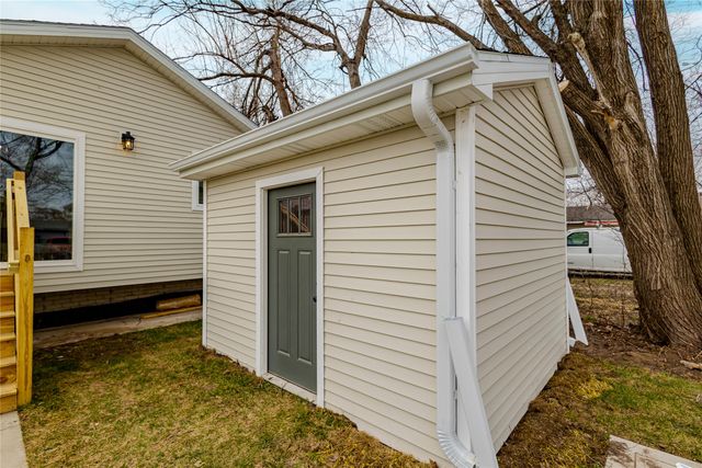 2158 E Walnut Street, Des Moines, IA 50317