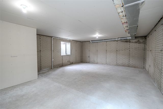 2158 E Walnut Street, Des Moines, IA 50317