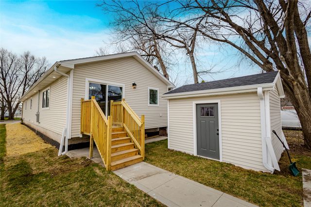 2158 E Walnut Street, Des Moines, IA 50317