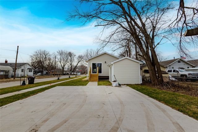 2158 E Walnut Street, Des Moines, IA 50317