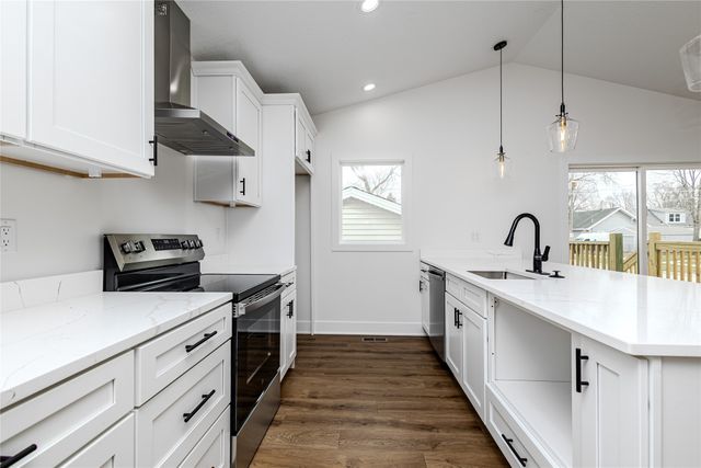 2158 E Walnut Street, Des Moines, IA 50317