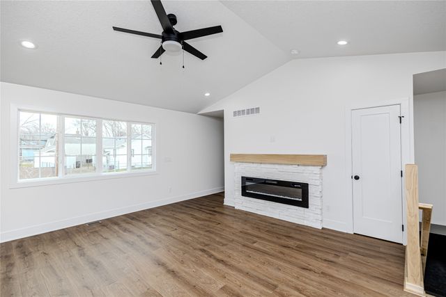 2158 E Walnut Street, Des Moines, IA 50317