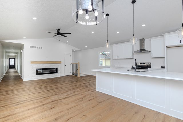 2158 E Walnut Street, Des Moines, IA 50317