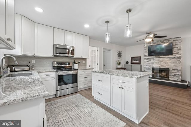 136 DORCHESTER DR, Southampton, NJ 08088