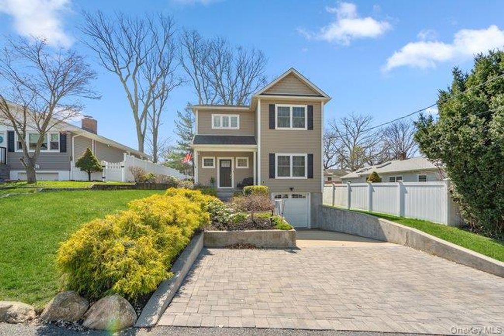 4 Knollwood Avenue, Bayville, NY 11709