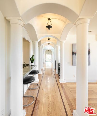 1260 St Ives Place, Los Angeles, CA 90069
