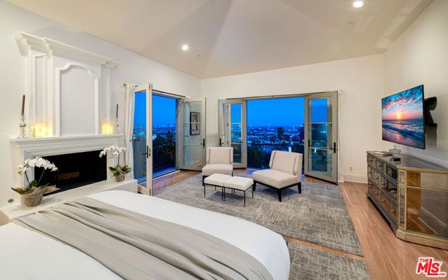 1260 St Ives Place, Los Angeles, CA 90069