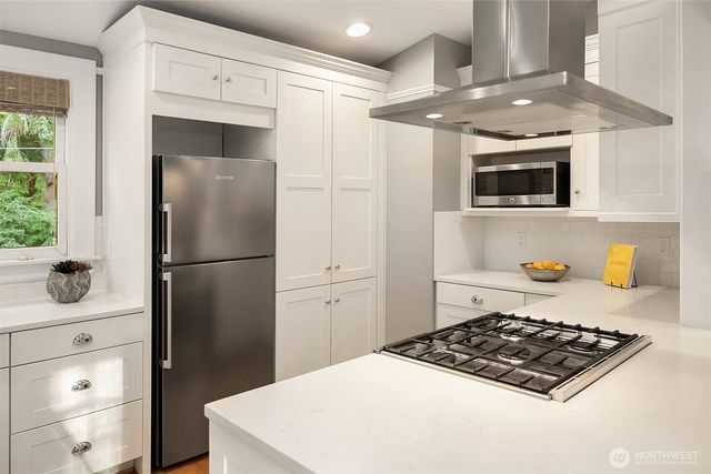4422 Montana Circle W, Seattle, WA 98199