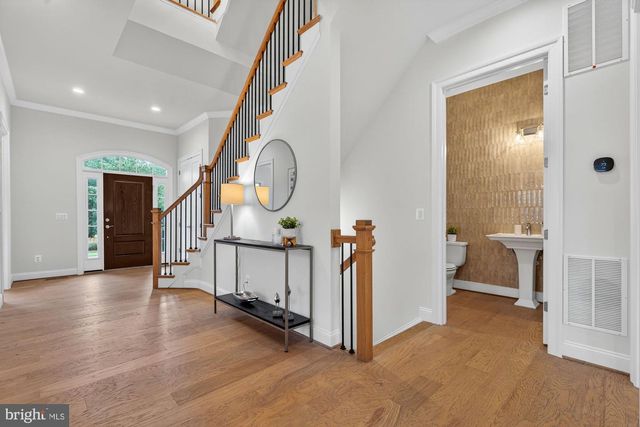 906 FREDERICK ST SW, Vienna, VA 22180