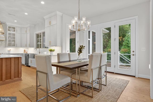 906 FREDERICK ST SW, Vienna, VA 22180