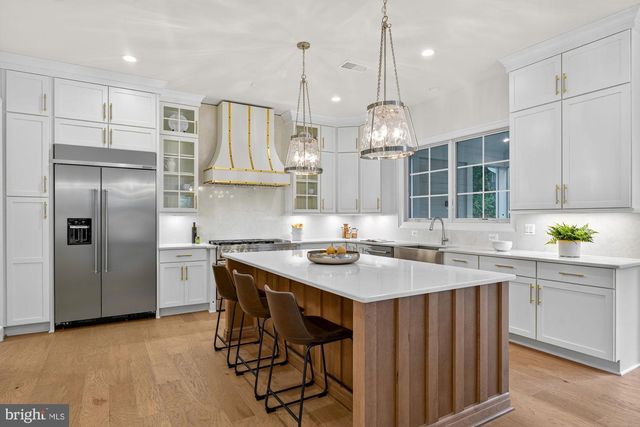 906 FREDERICK ST SW, Vienna, VA 22180