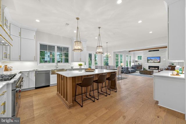 906 FREDERICK ST SW, Vienna, VA 22180