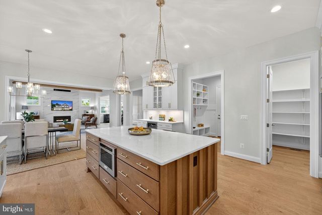 906 FREDERICK ST SW, Vienna, VA 22180