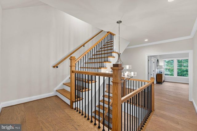 906 FREDERICK ST SW, Vienna, VA 22180