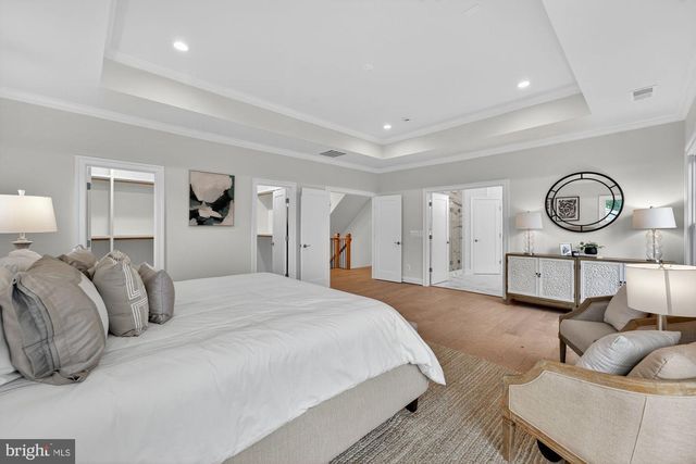 906 FREDERICK ST SW, Vienna, VA 22180