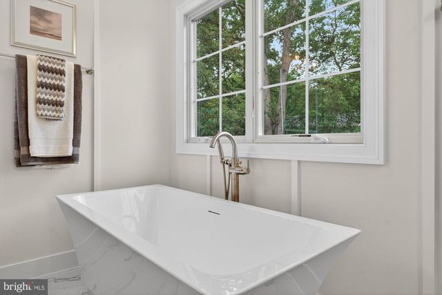 906 FREDERICK ST SW, Vienna, VA 22180