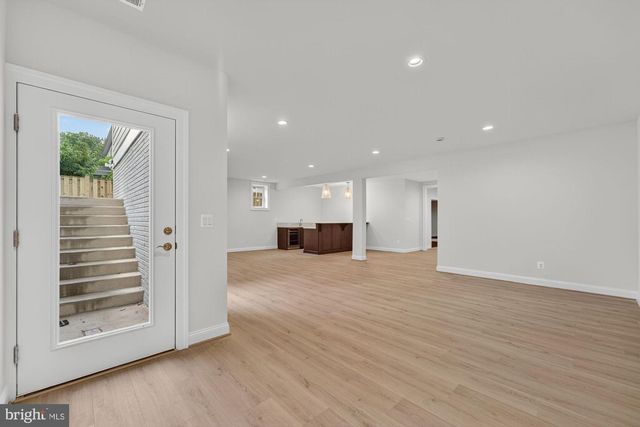 906 FREDERICK ST SW, Vienna, VA 22180