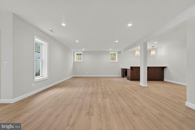 906 FREDERICK ST SW, Vienna, VA 22180