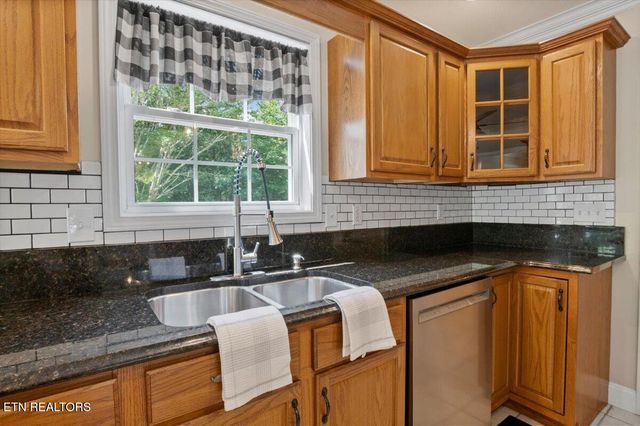 440 Indian Hills Rd, Oneida, TN 37841
