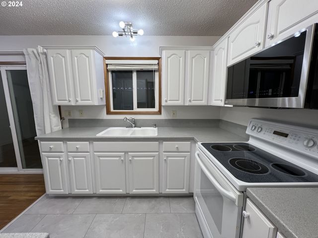 12410 Se MAIN St, Portland, OR 97233