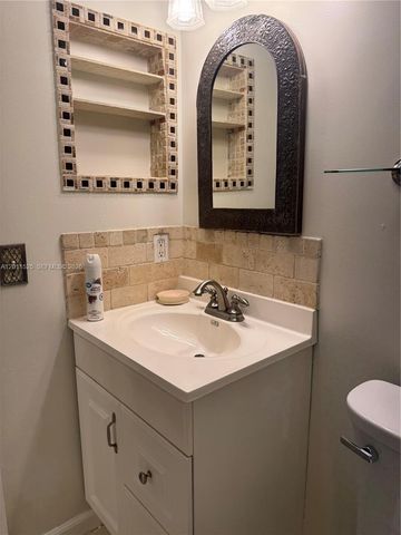 5080 SW 64th Ave 104, Davie, FL 33314
